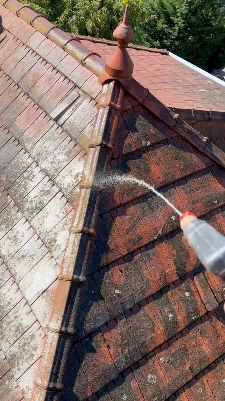 Nettoyage et démoussage de toiture à Montgen&egrave;vre — intervention Provence Alpes Toiture, Hautes-Alpes