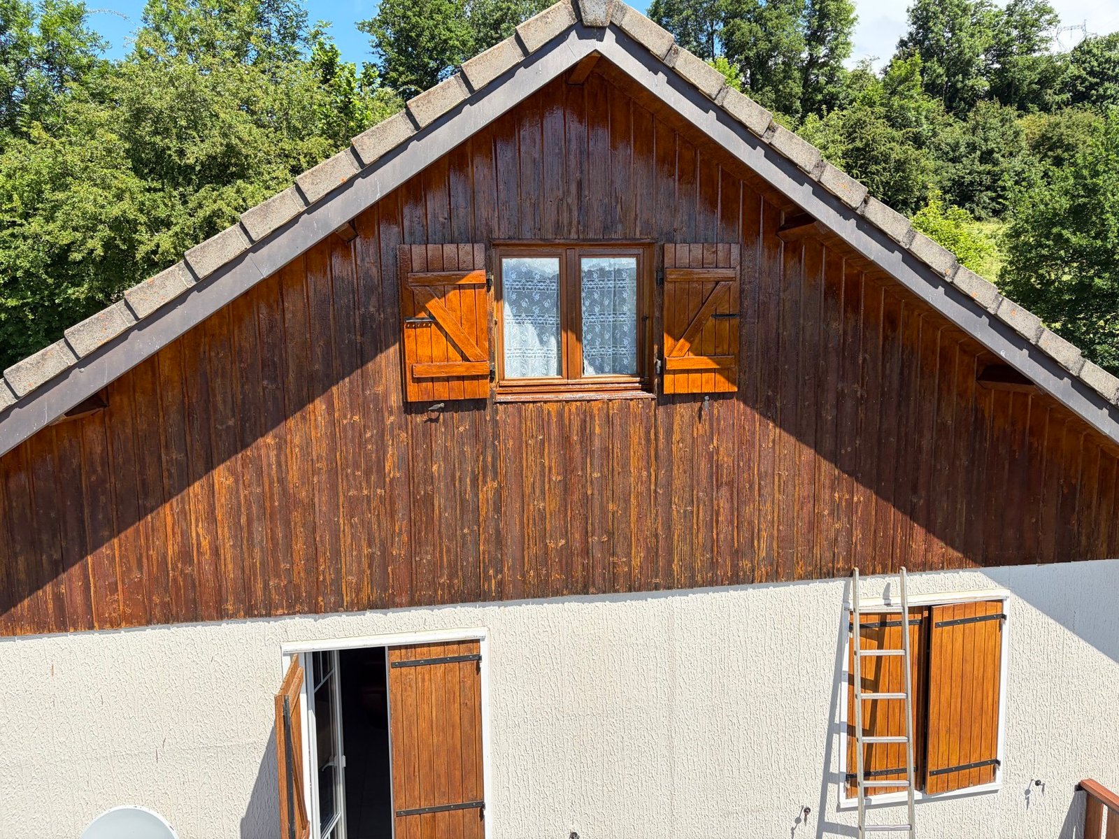 Bardage et pignon bois d'un chalet rénovés à la lasure Sikkens par Provence Alpes Toiture, Hautes-Alpes