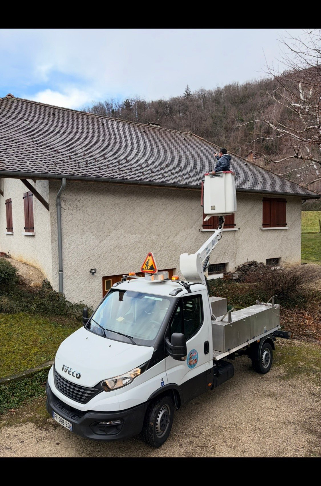 Nacelle élévatrice Provence Alpes Toiture sur un chantier de toiture dans les Hautes-Alpes