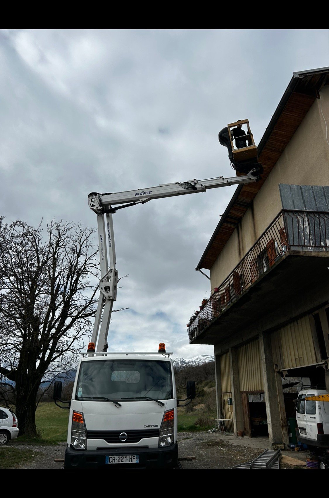 Intervention à la nacelle sur une toiture à Gap — Provence Alpes Toiture, Hautes-Alpes